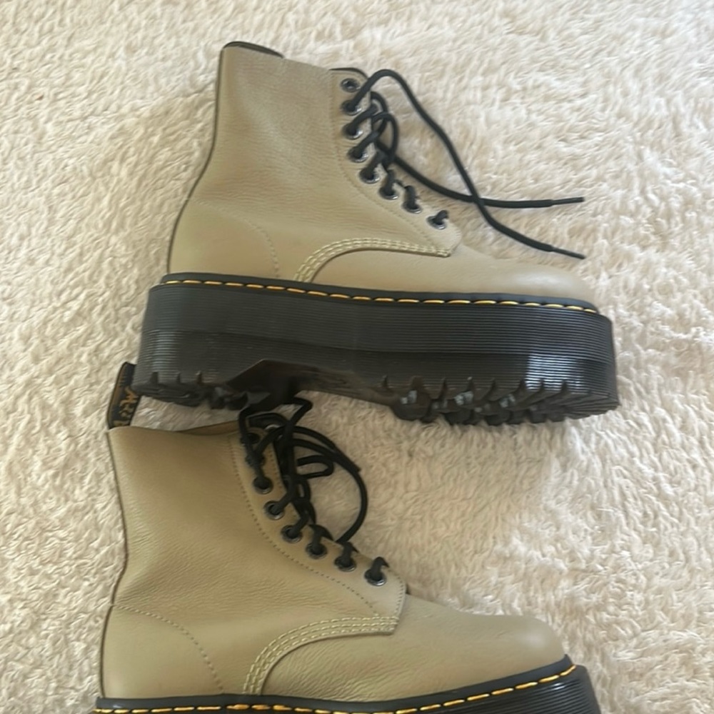 Dr. Martens Jadon US L7. Like brand new.